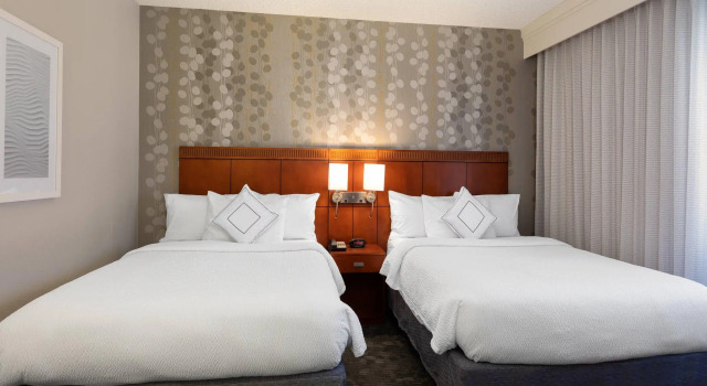 Четырёхместный люкс Courtyard by Marriott Dallas-Fort Worth/Bedford