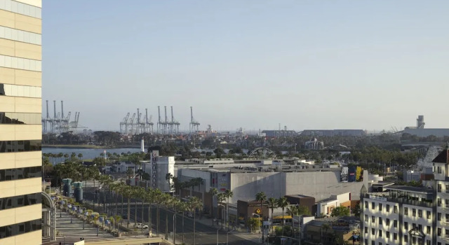 Четырёхместный клубный номер Standard с видом на гавань Marriott Long Beach Downtown
