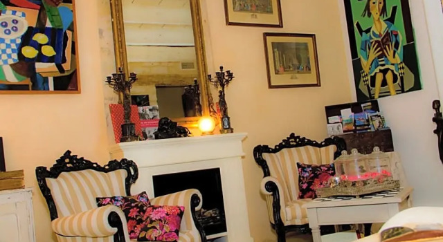 La Maison de Lyna - Suites de charme intra-muros avec parking & autonomie, Book Hotel Aigues-Mortes Camargue