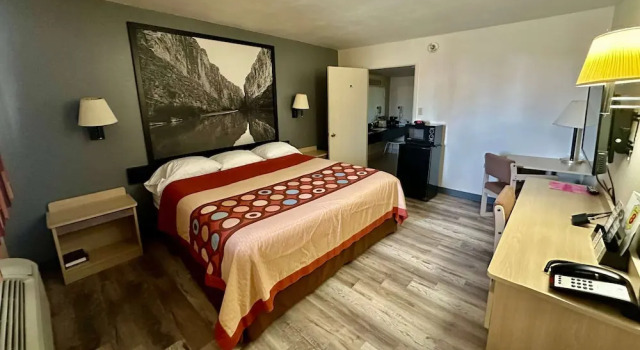 Suite Super 8 by Wyndham Athens TX