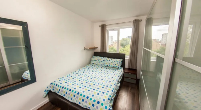 Bright and Spacious Flat Near Borough