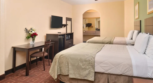 Четырёхместный номер Standard с балконом Americas Best Value Inn-Baytown