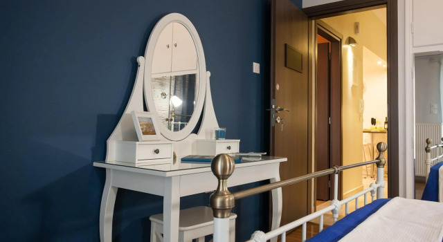 Pretty rooms with shared bathroom in Gold and Blue apartment in safe central area, Забронировать Апартаменты/квартира Недорогие отели Афины, рядом с Неос Космос, недорого