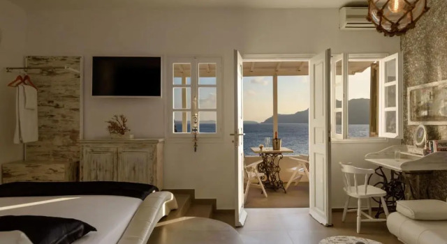 Апартаменты с балконом и с видом на море Amoudi Villas