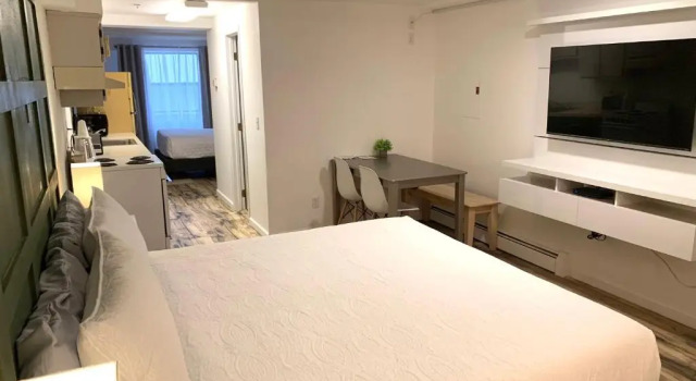 Апартаменты Deluxe The Brooks Hotel Restaurant and Lounge