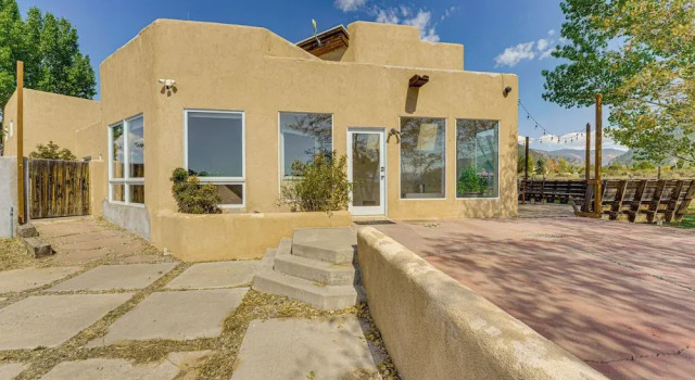 Коттедж 10 Mi to Taos Ski Valley: Mtn-view Duplex w/ Deck!