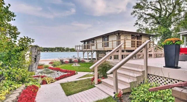 Riverfront Algonac Home w/ Shared Backyard!, Prenota Hotel Algonac Stati Uniti