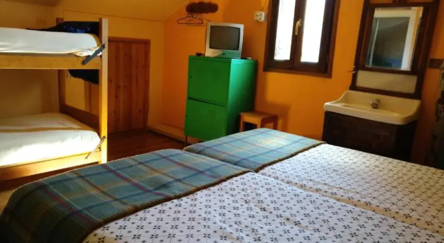 Кровать в общем номере Albergue El Último Bucardo