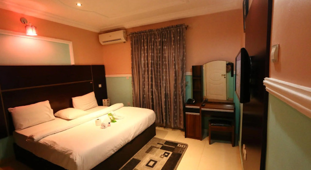 ST Hotel Apartment, Rezerwuj Apartament Hotele w Ikpoba-Okha z basenem, Basen