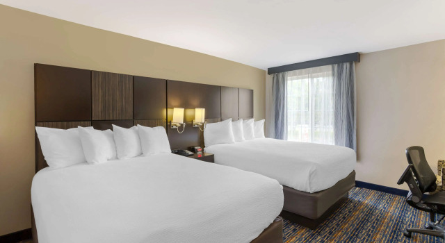 Четырёхместный номер Standard Best Western Plus Fairfield Hotel