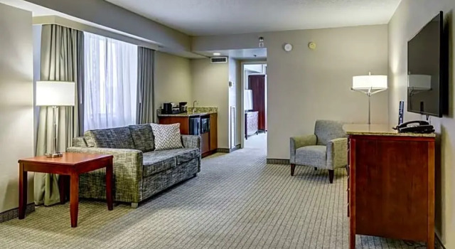 Люкс с красивым видом из окна Embassy Suites by Hilton Cincinnati RiverCenter