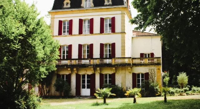Domaine La Gazaille de Camille, Book Bed and Breakfast Hoteller i Lot Valley med parkering, Parkering