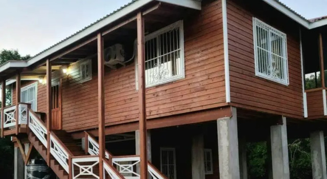 Authentic 4 bedroom house !, Prenota Hotel Hotel a Roatan con parcheggio, Parcheggio