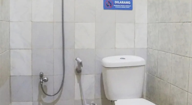 Camera Standard OYO 92075 Sky Residence Mawar