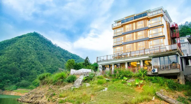 the Deyishe Inn in Thousand Island Lake, Book Hotel Hoteller i Chun'an med parkering, Parkering