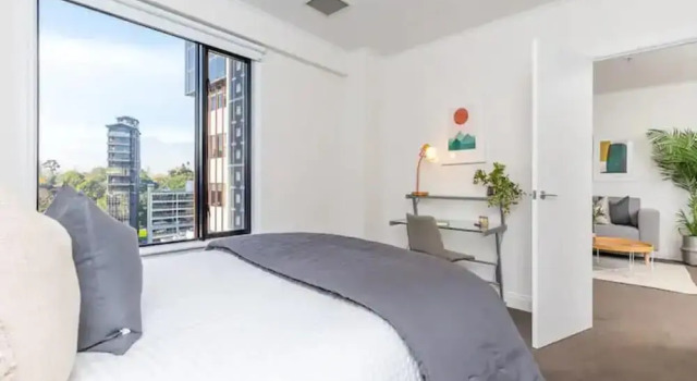 Cozy City Apt | Pool, Gym & View | Zodiak Stays, Забронировать Дом для отпуска Отели Окленда с парковкой, рядом с Парк Окленд-Домен, Парковка