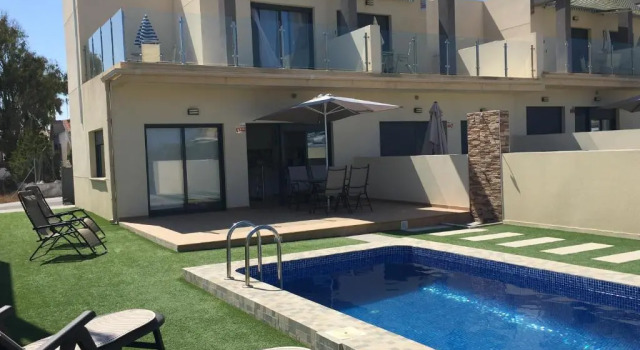 Коттедж Duplex con piscina individual y vistas al mar en Torrevieja