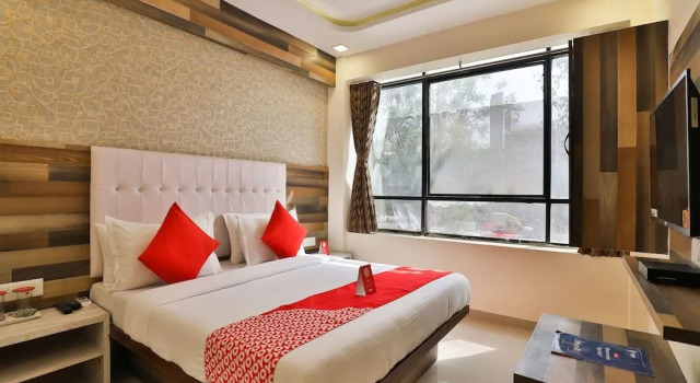 OYO 12654 Hotel Sunshine, Rezerwuj Hotel Sātej Gujarat