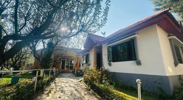 Коттедж Luxury Barzam Lake View Resort