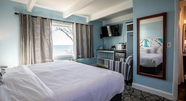 Номер Comfort с видом на озеро Beachfront Inn
