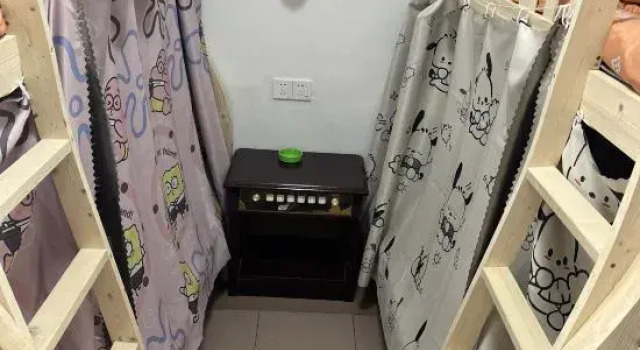 Кровать в общем номере (мужской номер) Maitreya Hongxiang Hotel (Honghe Water Town Giant Century Square Branch)