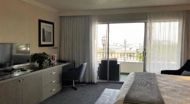Номер Standard с видом на гавань West Beach Inn, a Coast Hotel