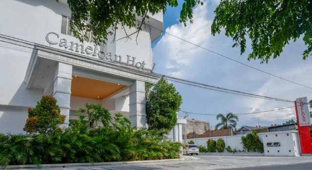 RedDoorz Plus @ Cameloan Hotel Palu, Buchen Sie Hotel Palu 