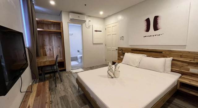 Blue Lagoon Inn & Suites