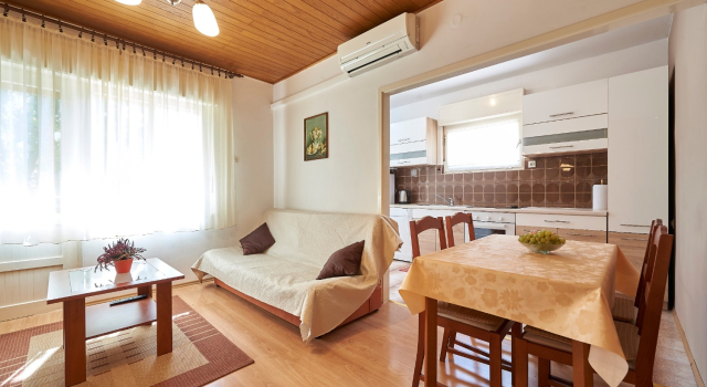 Apartment Ivo - with garden: A1 Trogir, Riviera Trogir, Varaa Huoneisto Hotellit Split-Dalmatia pysäköinnillä, Pysäköinti