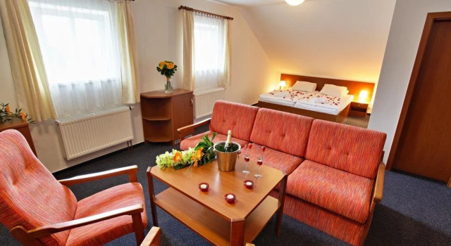Hotel Lesní Chata, Rezerwuj Hotel Hotele w Jizera Mountains z parkingiem, Parking