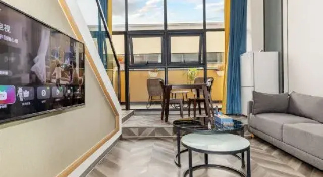 Двухместный люкс с балконом и с красивым видом из окна Free guest loft hotel (Enshi Jingui boulevard cultural center branch)