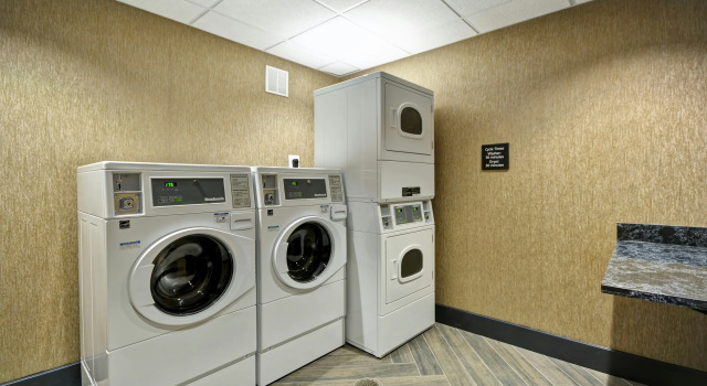 Hampton Inn & Suites Detroit/Warren, Varaa Hotelli Warren 