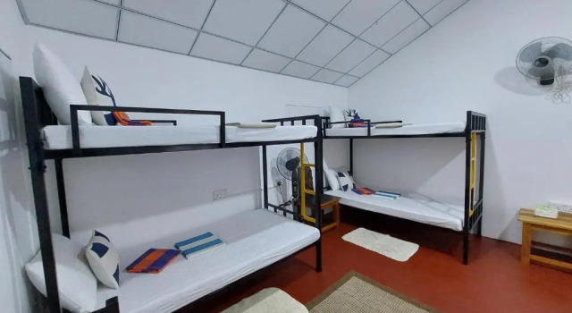 Кровать в общем номере Another World Hostel Sigiriya