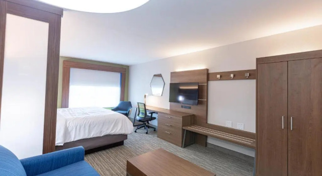 Двухместный номер Deluxe Holiday Inn Express & Suites Arlington North   Stadium Area by IHG
