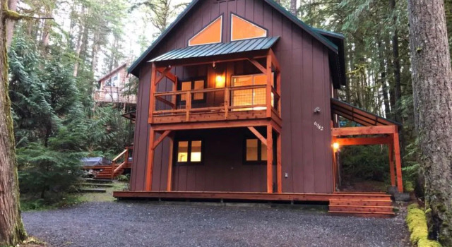 Mt. Baker Lodging - Snowline Cabin #69SL - Upscale - Hot Tub - BBQ - Sleeps 8, Prenota Hotel Hotel e alloggi a Glacier, Hotel