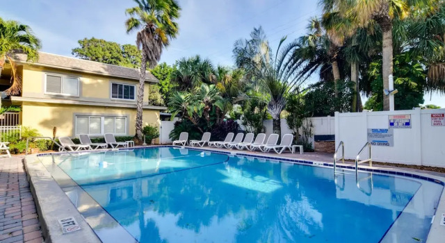 Апартаменты Steps to St. Pete Beach: Condo w/ Pool!