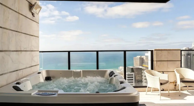 Номер Standard Luxury Penthouse on High Floor with Hot Tub