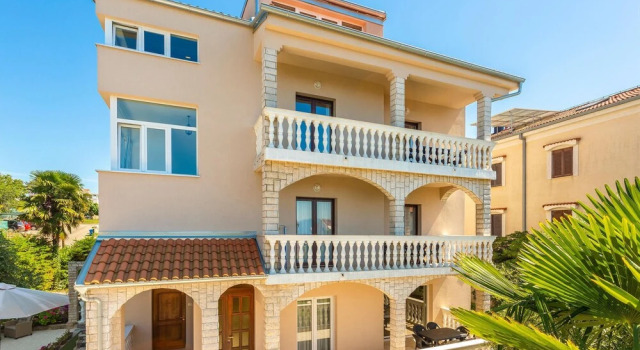 Stunning Apartment in Malinska With Wifi and 2 Bedrooms, Prenota Appartamento Hotel a Isole Quarnerine con parcheggio, Parcheggio