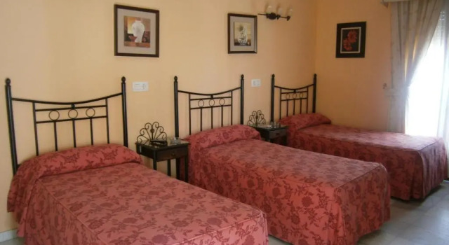 Трёхместный номер Standard Hostal Almanzor