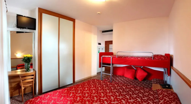 Четырёхместный номер Standard с балконом Hotel Mediterraneo