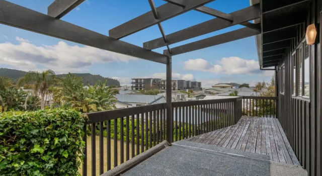 Poolside Paradise - Whangamata Holiday Home, Rezerwuj Hotel Hotele w Auckland Region z parkingiem, Parking