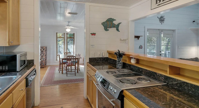 Коттедж Beautiful Original Seaside Cottage + Swim & Tennis Club: Sleeps 6