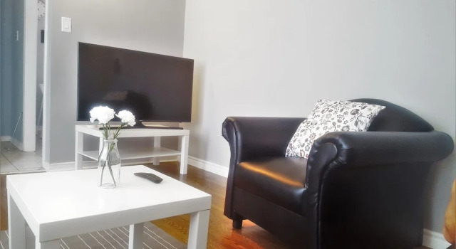 Lavish Suites - 4 Bedroom Guesthouse, Varaa Hotelli Toronto 