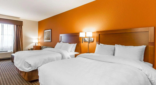 Четырёхместный люкс MainStay Suites Stanley