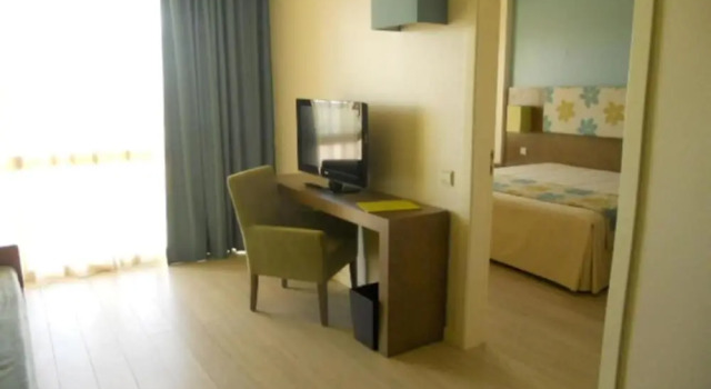 Люкс с балконом и с видом на бассейн INATEL Porto Santo Hotel