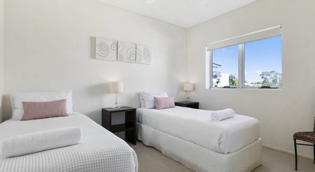 Stunning Riverfront Apartment in Noosaville - Unit 2 Wai Cocos 215 Gympie Terrace, Забронировать Апартаменты/квартира Отели Нузавилл с парковкой, рядом с Reef Street Bushland Reserve, Парковка