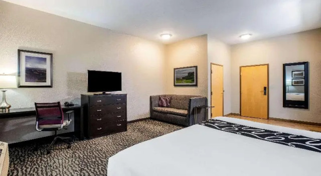 Четырёхместный номер La Quinta Inn by Wyndham Livermore