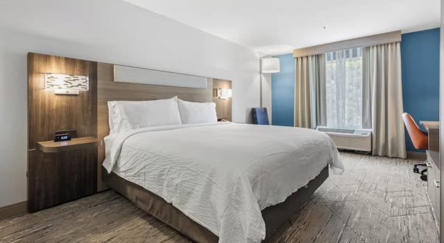Люкс с 2 комнатами Holiday Inn Express & Suites Starkville by IHG