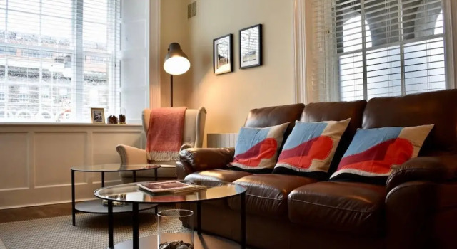 Newly Refurbished 2 Bedroom Townhouse in Dublin 4, Забронировать Отель Отели Дублина с парковкой, рядом с Парк Херберт-парк, Парковка