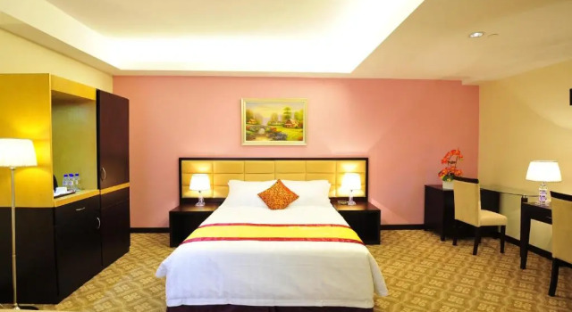 Номер Premier Hallmark Crown Hotel
